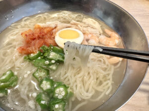 ガスト「海老と蒸し鶏のコク旨冷麺」