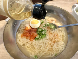 ガスト「海老と蒸し鶏のコク旨冷麺」